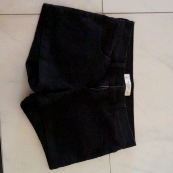 Abercrombie and Fitch black 🖤 shorts - Picture 2 of 4